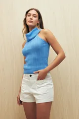 Short de jean blanco con bolsillos delanteros y tiro medio.