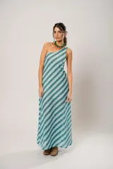 Vestido corto con estampado geométrico en tonos celeste, azul y verde. Diseño de un solo hombro.