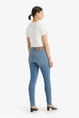 Pantalón de jean de tiro alto, corte skinny y color celeste claro.