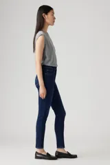 Pantalón de jean azul oscuro, tiro alto, corte skinny y tobillo al ras.