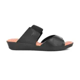 Sandalias bajas de cuero negro con plantilla color naranja. Presentan dos tiras anchas sobre el empeine, una de ellas con el logo de la marca.