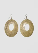 Par de aros colgantes ovalados de metal color dorado, con diseño calado de estilo vintage.