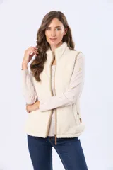 Chaleco de tejido sherpa color crema, con cierre frontal y detalles de terminación en eco cuero color tostado.