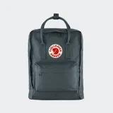 Mochila Fjällräven Kanken Classic color gris oscuro, confeccionada en tejido Vinylon F resistente. Cuenta con un compartimento principal con cierre de cremallera, un bolsillo frontal con cierre, asas superiores de mano y correas ajustables para los hombros. Incluye el logotipo redondo reflectante de la marca en el frente.
