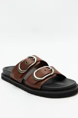 Sandalias bajas negras con doble tira ajustable y hebillas metálicas plateadas.