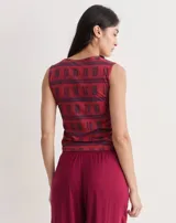 Musculosa blanca de corte ajustado, cuello redondo y sin mangas.