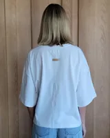 Remerón marrón de algodón, corte holgado y mangas cortas.