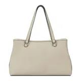 Cartera Guess modelo Angelica de color gris, con diseño estructurado de símil cuero, doble asa superior y correa ajustable. Presenta detalles de herrajes plateados, un charm colgante con las letras de la marca y el logo frontal impreso.