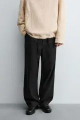Pantalón de corte regular fit confeccionado en mezcla de algodón y lino. Presenta cintura elástica con cordón ajustable, cierre frontal con cremallera y botón, bolsillos laterales y bolsillo trasero de vivo con botón.