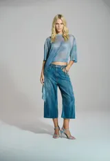 Bermuda de mezclilla azul de corte amplio y largo midi, estilo culotte, con cintura definida y pasadores.