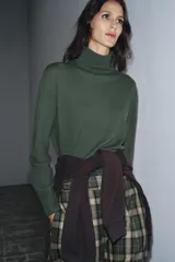 Jersey de cuello alto confeccionado en lana 100%, de manga larga y diseño clásico con acabado de tacto suave.