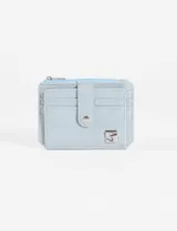 Tarjetero monedero de cuero vegano color celeste claro, con cierre a presión en solapa frontal y cierre de cremallera superior para monedas.