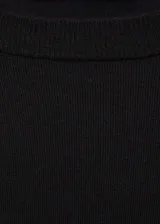 Jersey de punto fino color negro, con cuello redondo, diseño recto y manga larga.