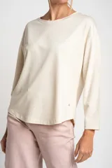 Sweater color arena de viscosa, algodón, lino y elastano, de calce al cuerpo.