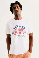 Remera Hering de manga corta y cuello redondo, color blanco con estampado gráfico frontal multicolor alusivo al "Bayline Anglers Society Fishing Club".