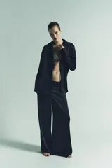 Pantalón de vestir azul marino, tiro alto, con cintura elástica y pernera recta ancha.