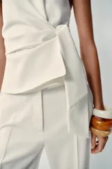Pack de tres pulseras rígidas de resina en tonos tostado, beige y marrón, con formas combinadas circulares y cuadradas.