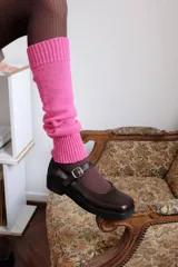 Zapatos Mary Jane color marrón oscuro de cuero, con punta cuadrada, tira sobre el empeine con hebilla metálica plateada y plataforma con suela track.