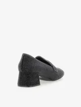Mocasines negros de terciopelo con pedrería, forro interior, punta y tacón cuadrado con suela de goma. Tacón de 5cm.