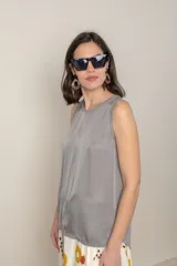 Blusa italiana sin mangas color dorado, con frente de satén y espalda de algodón.