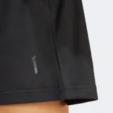 Remera deportiva Adidas de entrenamiento, color negro, de corte holgado y diseño cropped. Presenta cuello redondo, mangas cortas con hombros caídos y el logo de la marca estampado en blanco en el pecho.