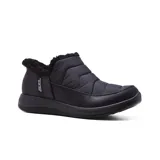 Bota casual tipo slip-on de Skechers, confeccionada con una combinación de material acolchado y cuero vegano en color negro. Presenta un forro interior de piel sintética, suela flexible y tecnología Hands Free Slip-ins para un calce sencillo.