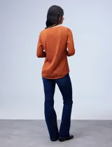 Blusa negra texturada de Robert Louis con escote en V, cierre metálico y mangas tres cuartos.