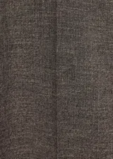 Pantalón de vestir estilo sastrero color marrón jaspeado, de corte recto y tiro bajo, con trabillas para cinturón y bolsillos laterales.