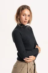 Media polera de tejido morley, de corte ajustado al cuerpo, manga larga y cuello alto.