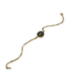 Pulsera dorada con cadena de eslabones y dije redondo negro con la letra R en dorado.