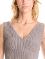 Top sin mangas de tejido acanalado con acabado en lurex, color gris. Presenta escote en V tanto en la parte delantera como en la espalda y un ajuste al cuerpo.