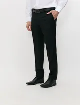 Traje de tres piezas color negro, compuesto por saco de dos botones, chaleco entallado y pantalón de corte slim, confeccionado en tejido de fantasía con spandex.