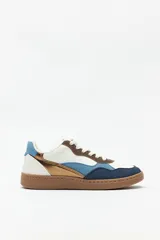 Zapatillas de símil cuero con recortes en gamuza de variados colores y suela de 2,5cm de alto.