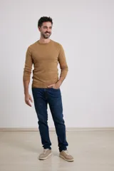 Sweater de tejido liso, color camel, con cuello redondo y manga larga.