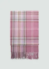 Bufanda rectangular con diseño de cuadros escoceses en tonos rosados, lilas y blancos, con terminación de flecos en los extremos.