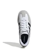 Championes Adidas Barreda de diseño retro con capellada de cuero sintético y detalles en gamuza en la puntera. Presenta las tres tiras laterales en color negro, cierre por cordones y suela cupsole de goma.