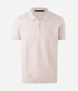 Polo de manga corta confeccionada en tricot liviano, con cuello polo y cierre frontal de cremallera. Presenta un diseño texturizado con detalles trenzados verticales y acabado acanalado.