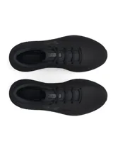 Championes de running Under Armour modelo Charged Surge 4, color negro. Presentan un diseño ligero y transpirable con tecnología de amortiguación Charged Cushioning en la entresuela y el logo de la marca en el lateral.