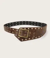 Cinto ancho de cuero con efecto desgastado, presenta múltiples ojales metálicos a lo largo de toda la pieza y una hebilla cuadrada de metal en tono bronce envejecido.