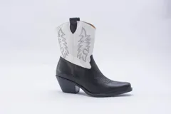Botas de estilo western (texanas) de caña media, color blanco, confeccionadas en cuero. Presentan bordados decorativos en la caña y puntera cuadrada. Cuentan con cierre lateral y taco de altura media.