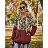 Campera tipo polar con cierre frontal, diseño combinado con estampado animal print en la parte superior y tejido de peluche blanco en la parte inferior. Cuenta con capucha con cordones ajustables y dos bolsillos frontales.