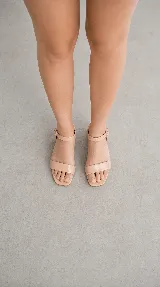 Sandalias de taco ancho de 4 cm, color beige charol, con tira delantera y tira en el talón con hebilla ajustable.