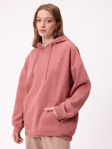 Canguro con capucha y bolsillo frontal tipo canguro, de corte holgado y mangas largas. Presenta un pequeño logo bordado en el pecho en el mismo tono de la prenda.