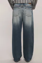 Jeans Irony de calce loose y tiro largo, color azul mid blue con lavado artesanal y matizados claros. Confeccionado en tejido 100% algodón.