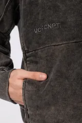 Buzo canguro de corte oversize en color gris con efecto lavado desgastado. Presenta diseño con recortes horizontales, capucha amplia y puños acanalados con etiqueta de marca en la manga.