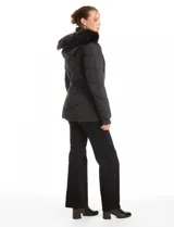 Campera puffer Michael Kors de corte entallado, con diseño capitoneado, cierre frontal, cuello alto y capucha desmontable con borde de piel sintética. Incluye cinto elástico con hebilla metálica, bolsillos laterales con cierre y puños de tejido elástico con abertura para pulgar.