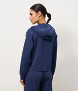 Campera deportiva Get Over de modal canelado color lila, con capucha, cierre frontal con cremallera, mangas largas raglán y puños elastizados.
