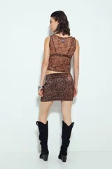 Minifalda ajustada con estampado barroco en tonos marrón, negro y dorado.