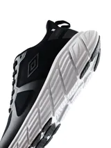 Championes deportivos Umbro modelo Bram, color negro con suela gruesa gris y cordones tono sobre tono.