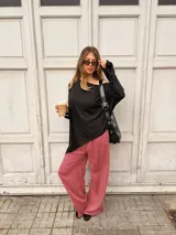 Pantalón de fibrana con diseño de rayas verticales en tonos rojos y blancos, de corte amplio y fluido.